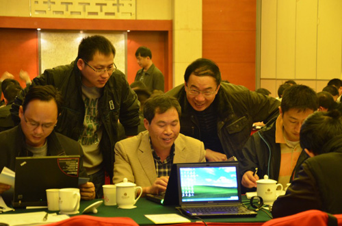 强化班学员正在认真讨论问题。